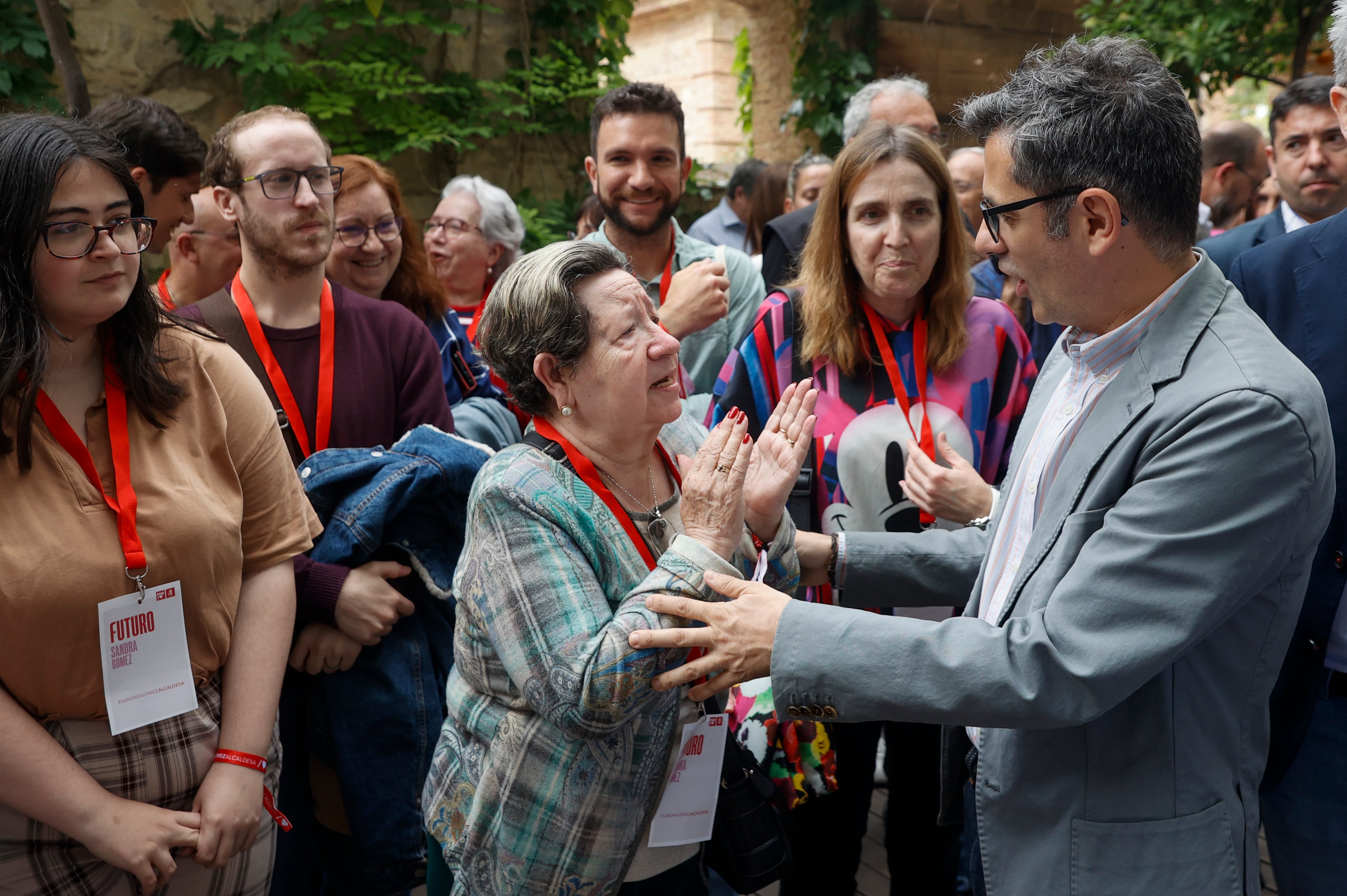 El ministro de la Presidencia, Félix Bolaños, saluda a los asistentes al acto en el que ha desvelado junto a la vicealcaldesa de València y candidata a la alcaldía del PSPV-PSOE, Sandra Gómez, la imagen del programa electoral de los socialistas en la ciudad. 