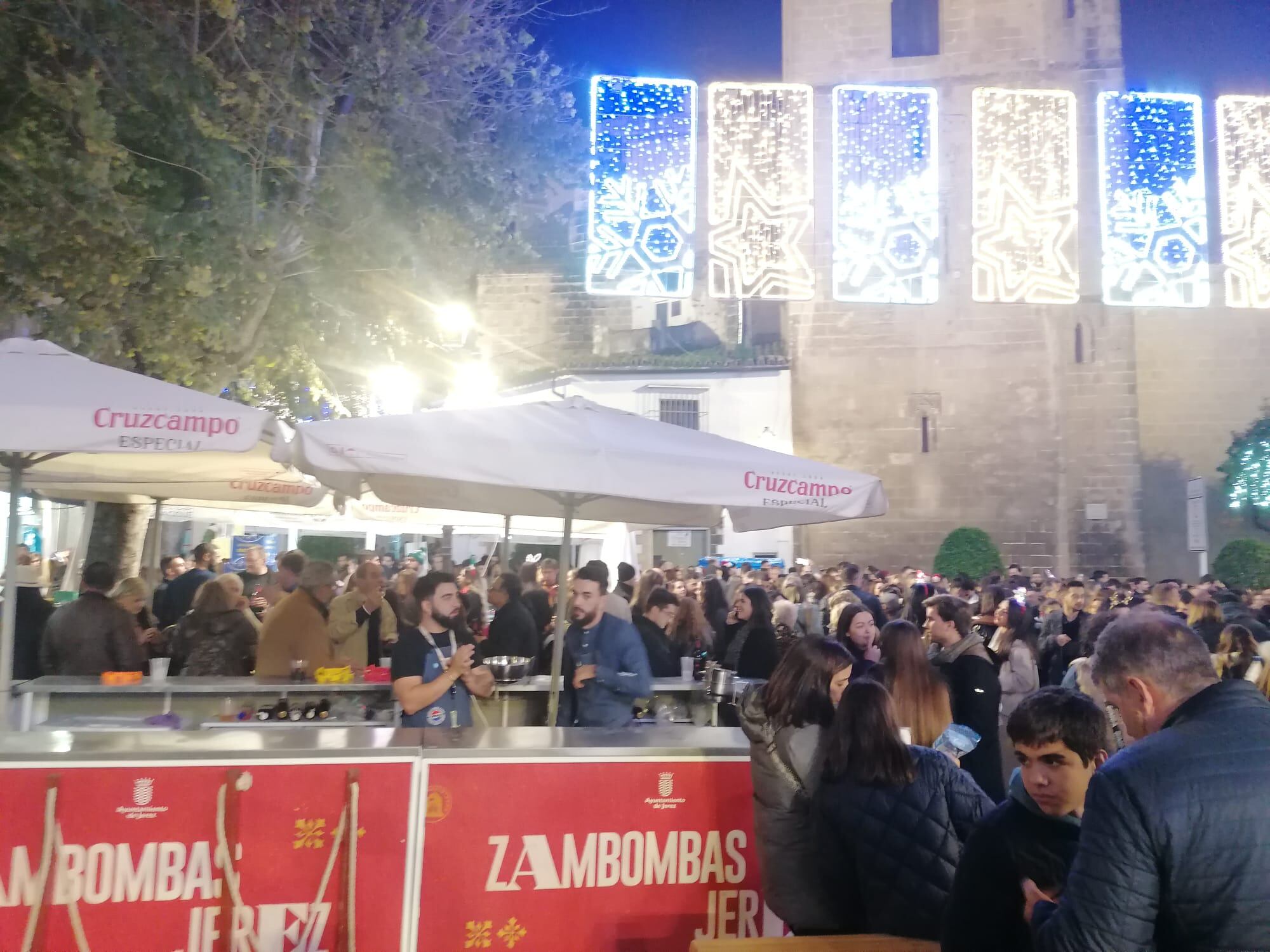 Una de las barras instalada en la plaza Plateros durante las zambombas