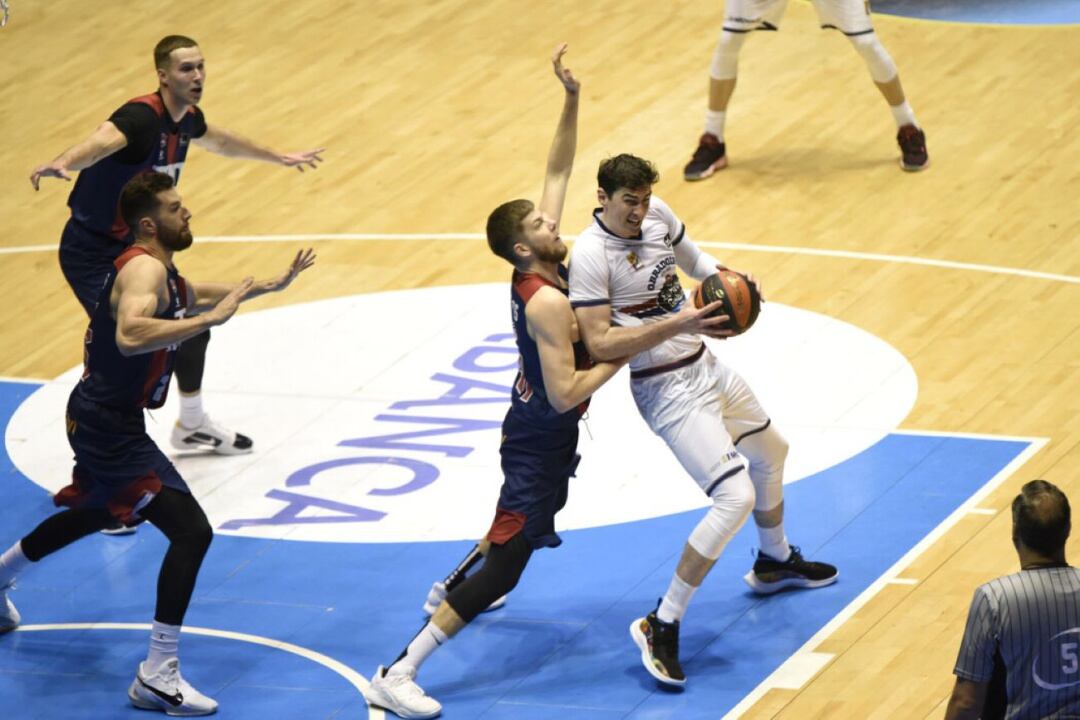 El árbitro Daniel Hierrezuelo observa como empujan y agarran a Jake Cohen el partido entre Obradoiro y Baskonia