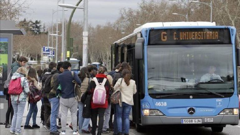 Parada del autobús urbano en Santiago