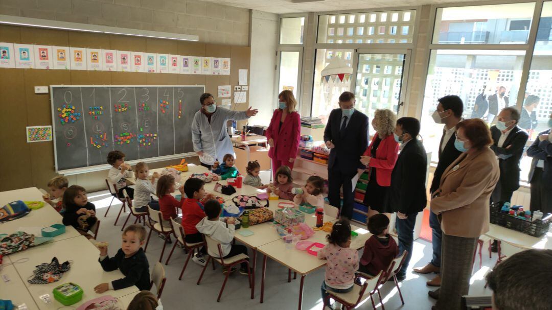 La ministra de Educación y el president de la Generalitat en el nuevo colegio de La Font 