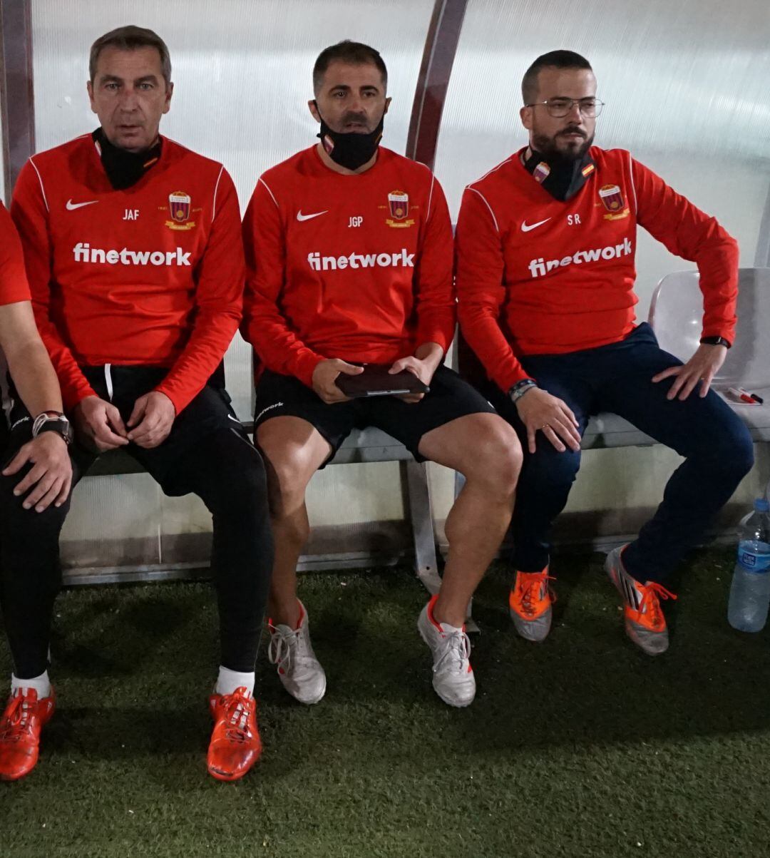 Santi Rico (D) encabeza el cuerpo técnico que ha llevado al Eldense a liderar el Subgrupo B de Tercera División