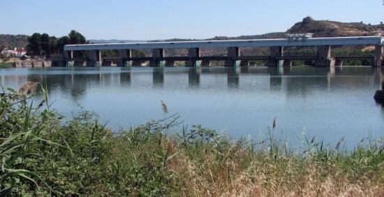 Avui comencen els treballs de descontaminació del pantà de Flix