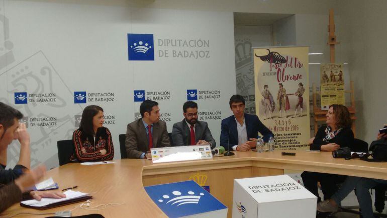 Presentación de la Feria taurina de Olivenza 2016, en la que reaparecerá Miguel Angel Perera (dcha.)