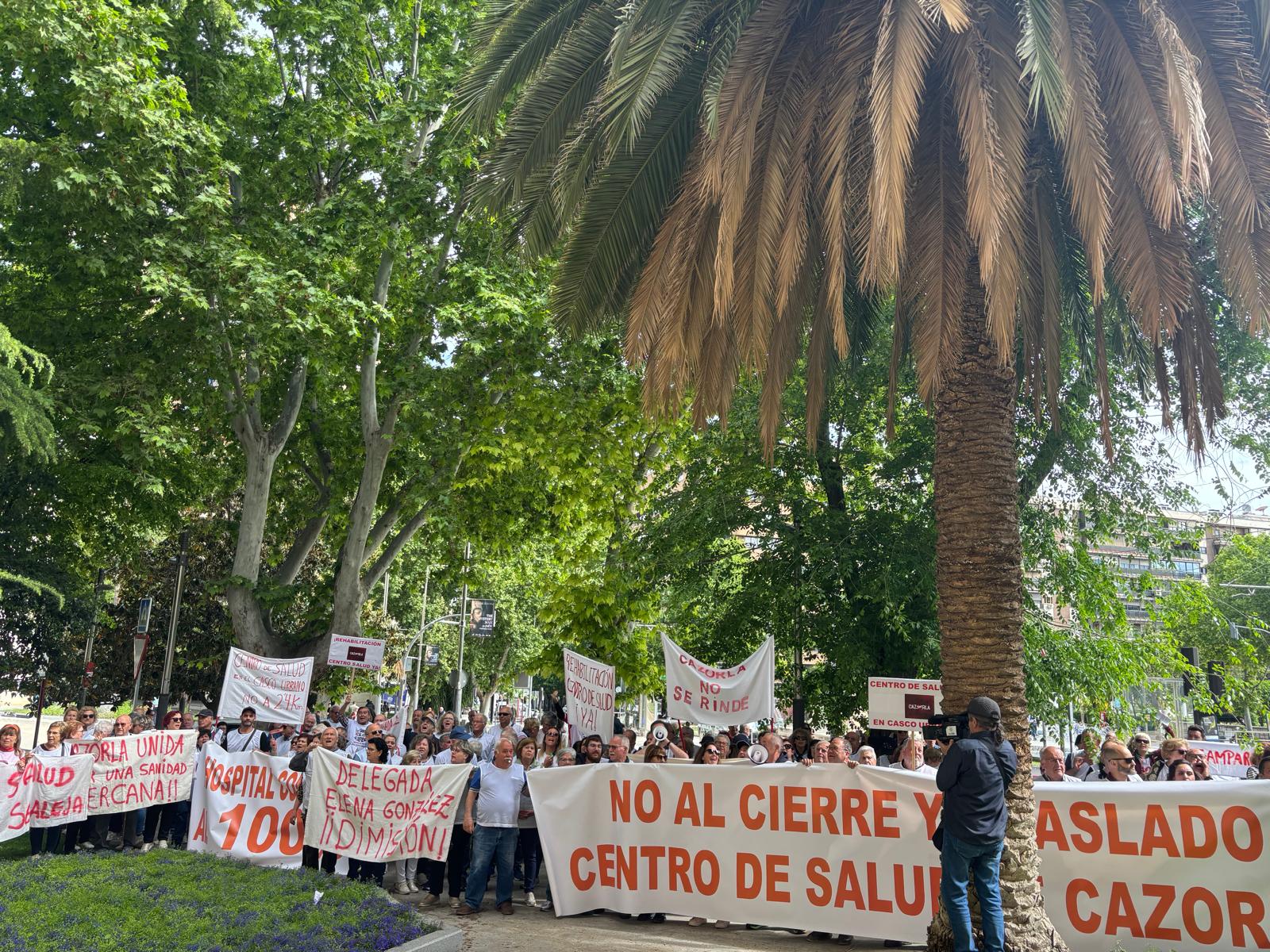 Cazorleños protestando en Jaén este miércoles por el cierre del centro de salud.