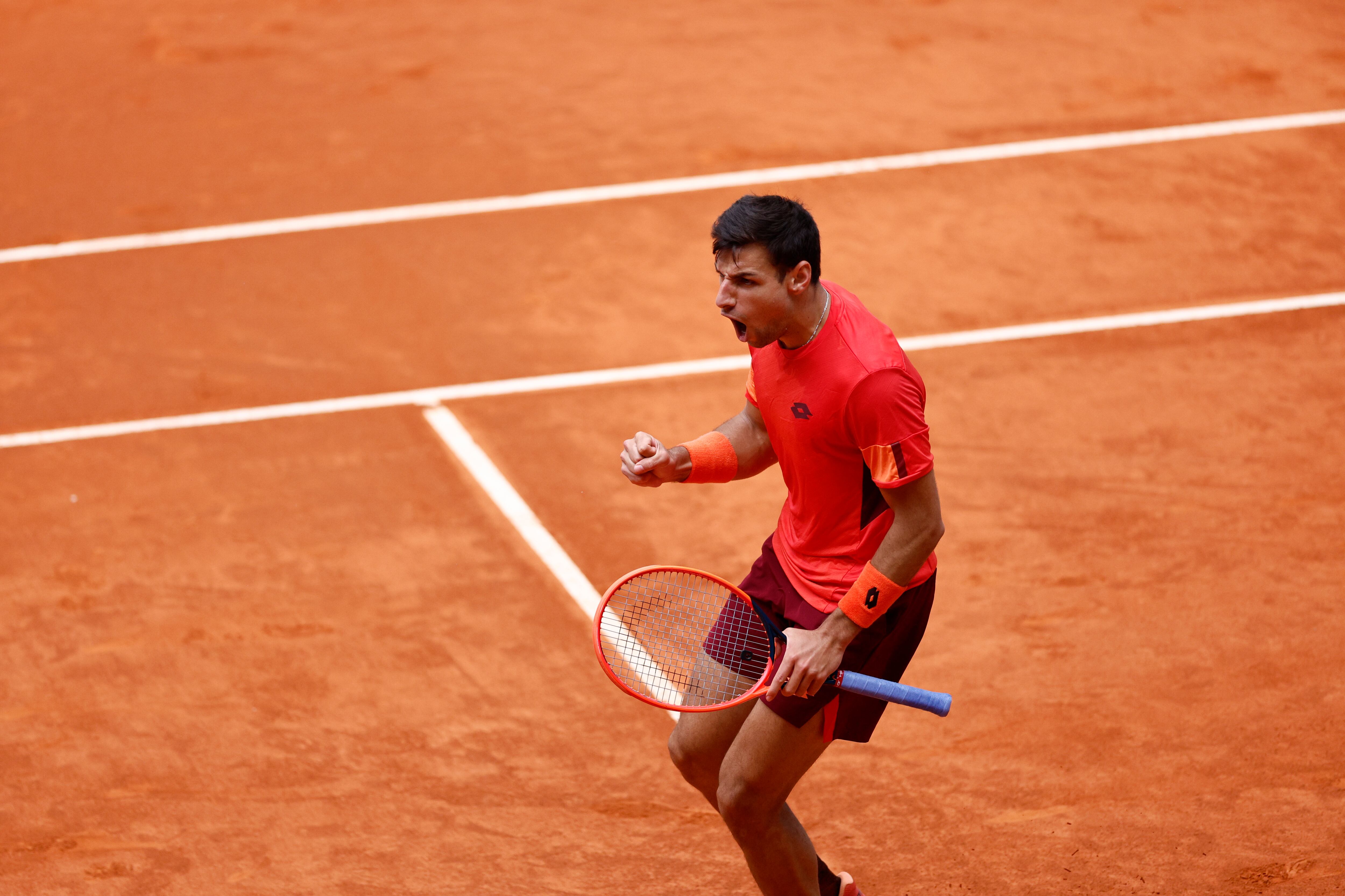 El tenista español Bernabé Zapata celebra ante el ruso Roman Safiullin durante el partido de ronda de 32 del Mutua Madrid Open de tenis que se celebra, este lunes, en la Caja Mágica en Madrid. EFE/ Rodrigo Jimenez