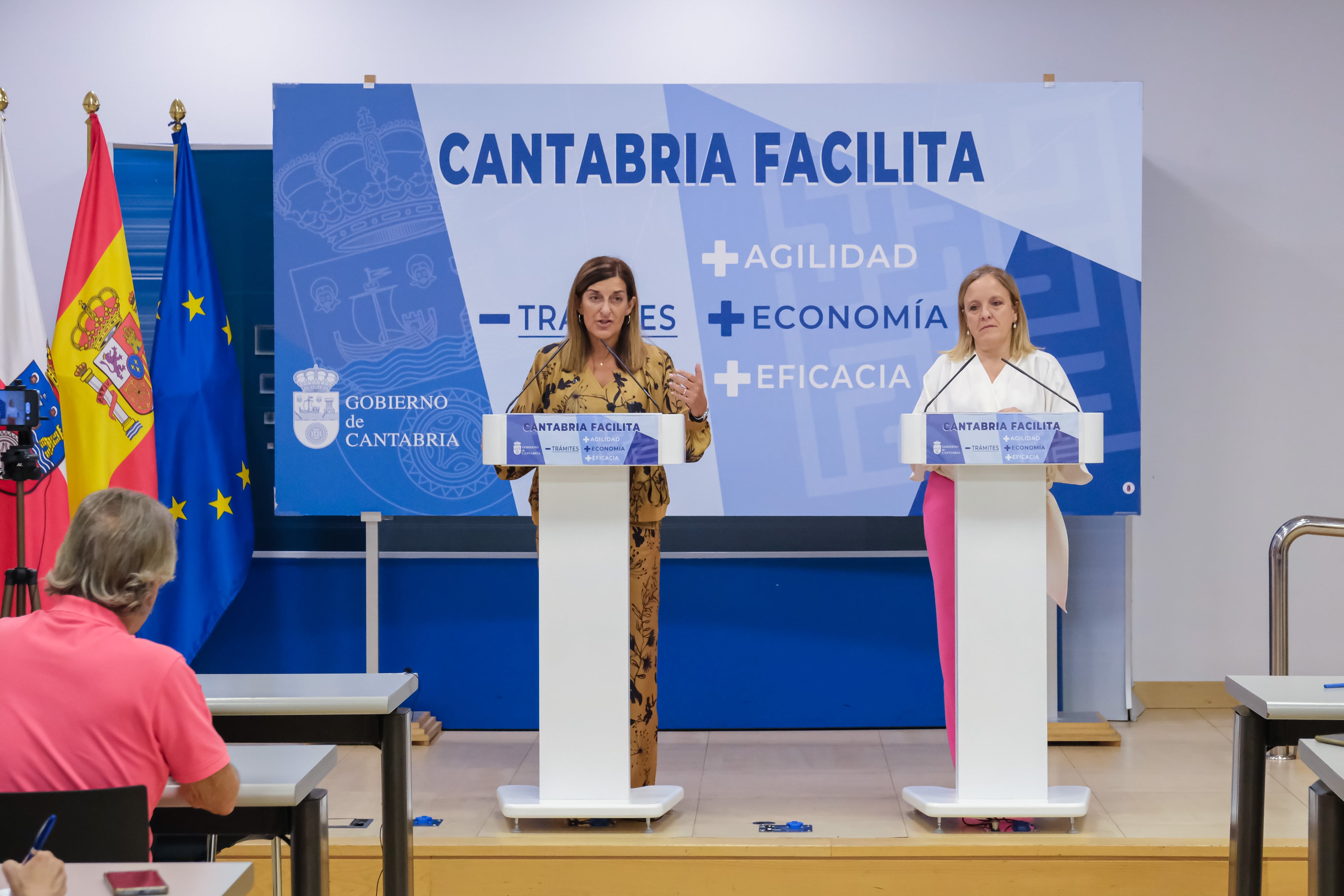 11:00 horas. Sala de Prensa del Gobierno. La presidenta de Cantabria, María José Sáenz de Buruaga, presenta en rueda de prensa, el anteproyecto de Ley de Simplificación de Administrativa. 2 de agosto de 2024 © Raúl Lucio