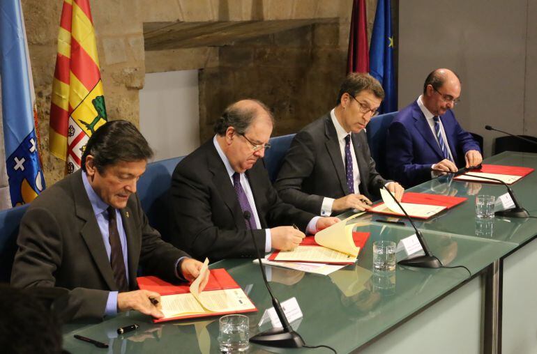 Los cuatro presidentes autonomicos firman en León una declaración conjunta contra la despoblación