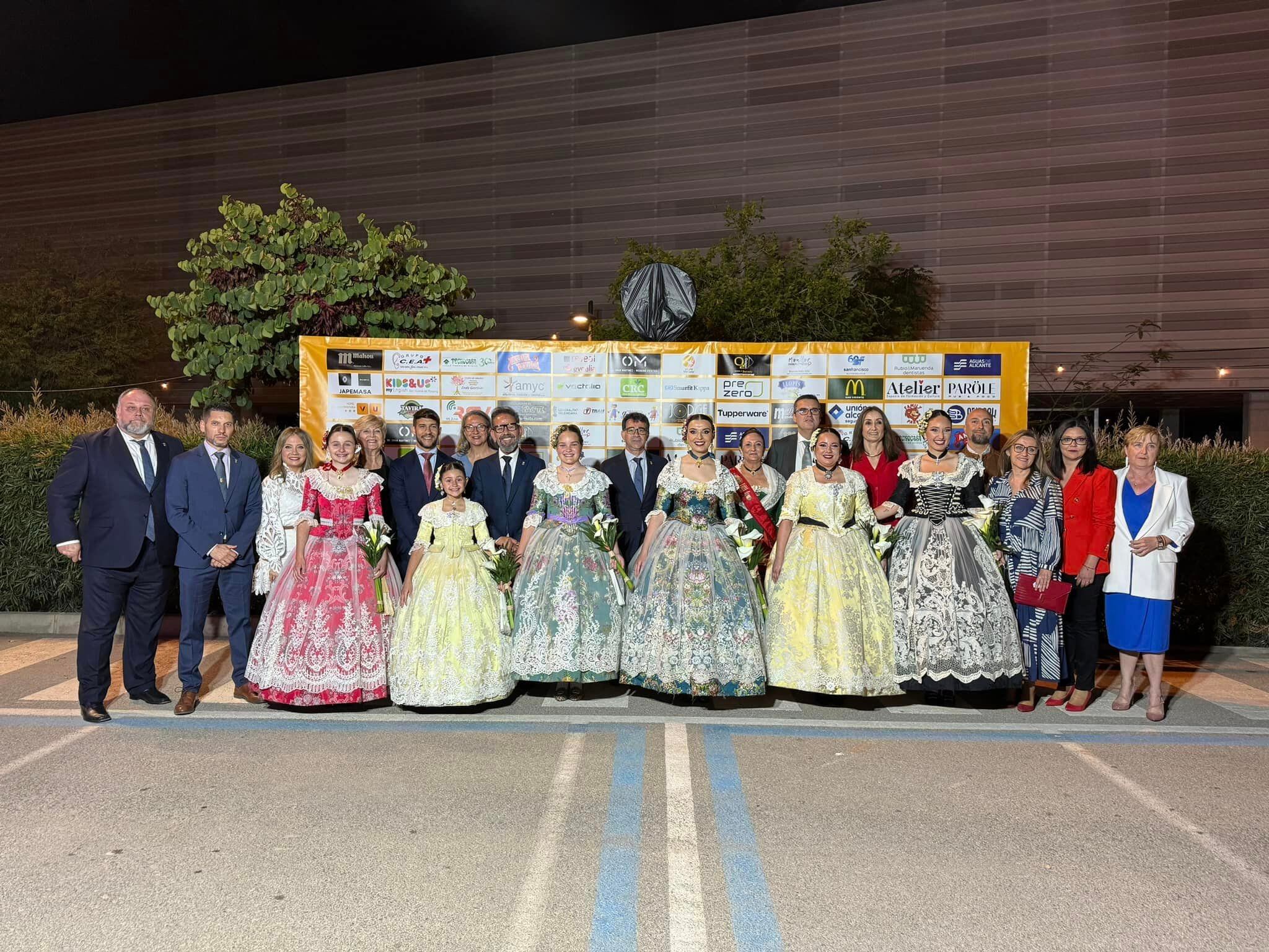 Imagen de las nuevas representantes del fuego de las fiestas de Fogueres i Barraques de Sant Vicent junto a miembros de la Corporación Municipal. Foto: Ayuntamiento San Vicente