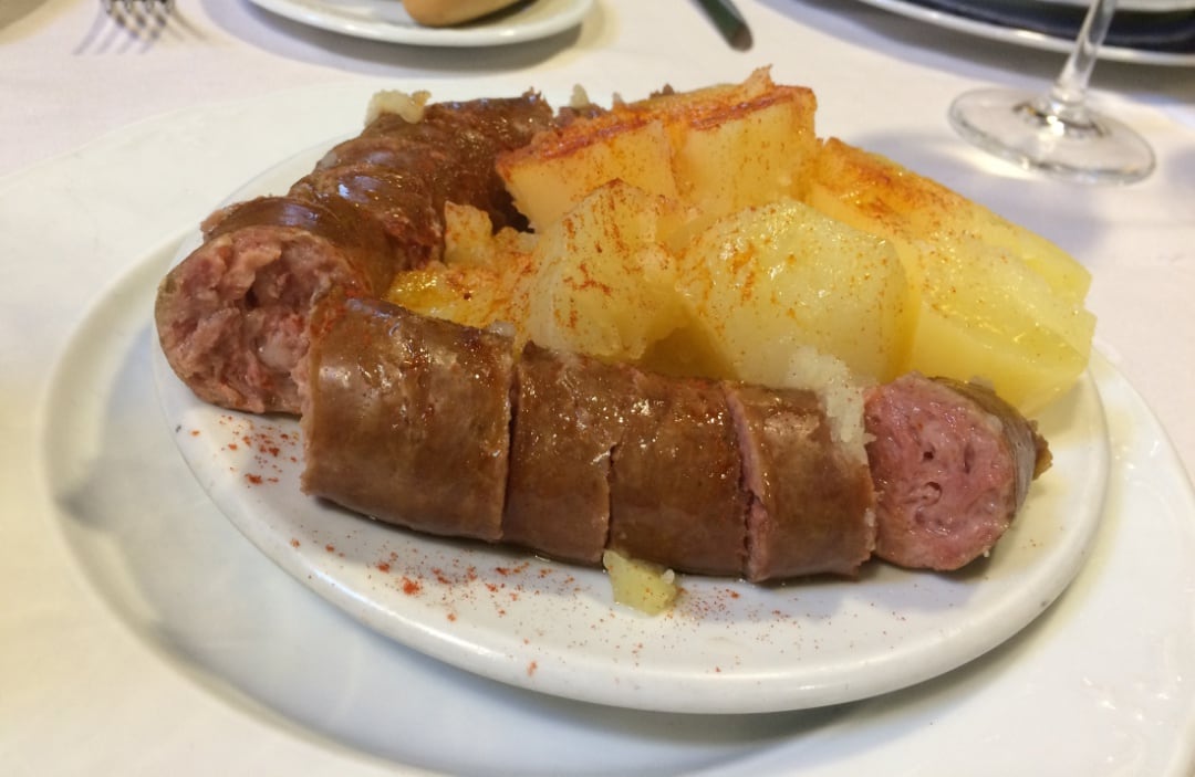 Longaniza de Avilés con patatas cocinada en la Casa Tataguyo de la ciudad asturiana