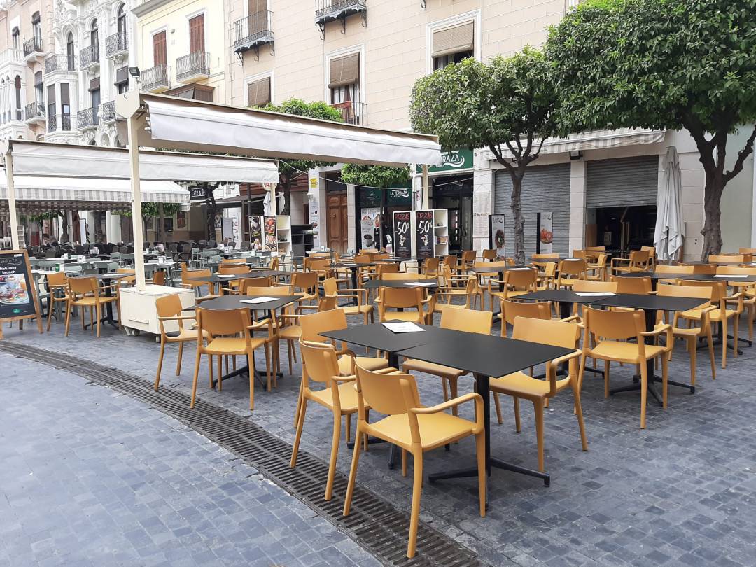 Terrazas vacias en el centrro de Murcia