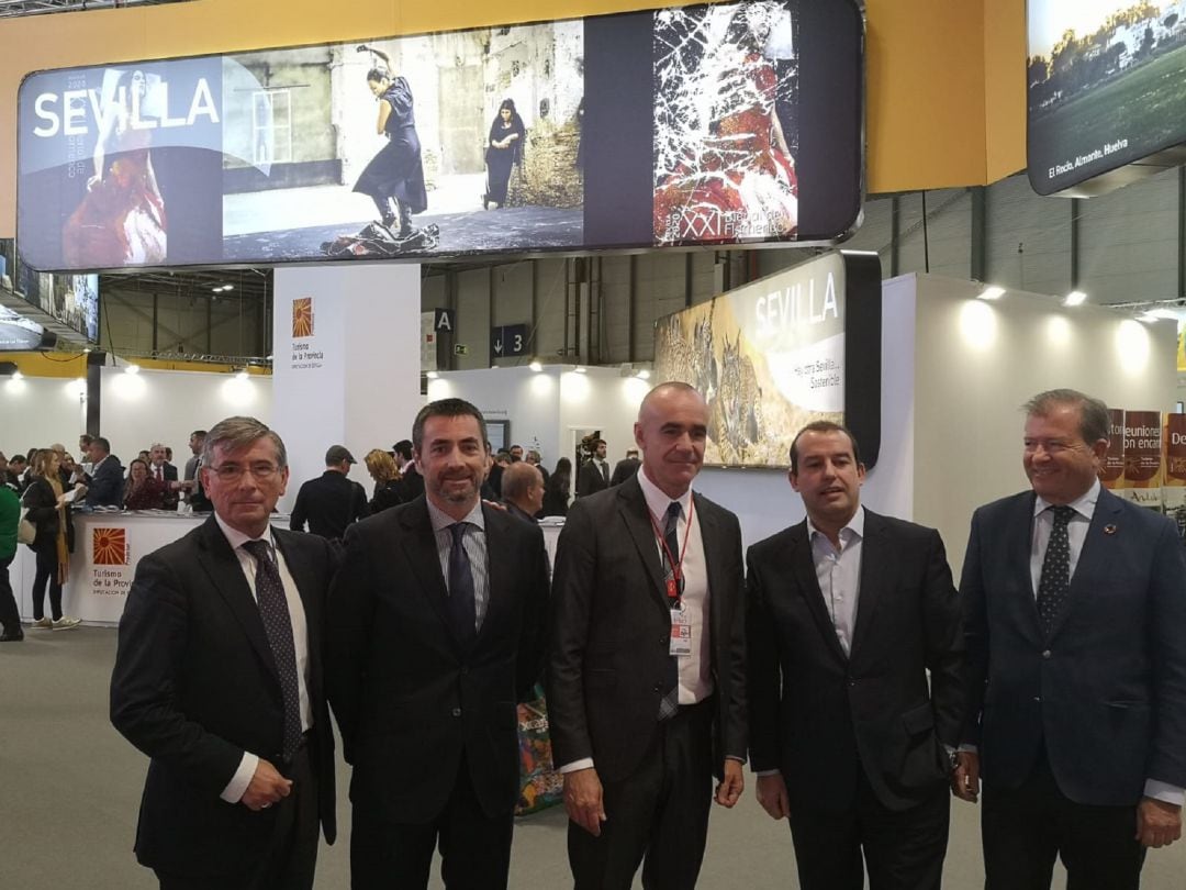 El delegado de turismo junto a responsables del consorcio y de la empresa Nebtex tras cerrar una convención internacional de innovación turística