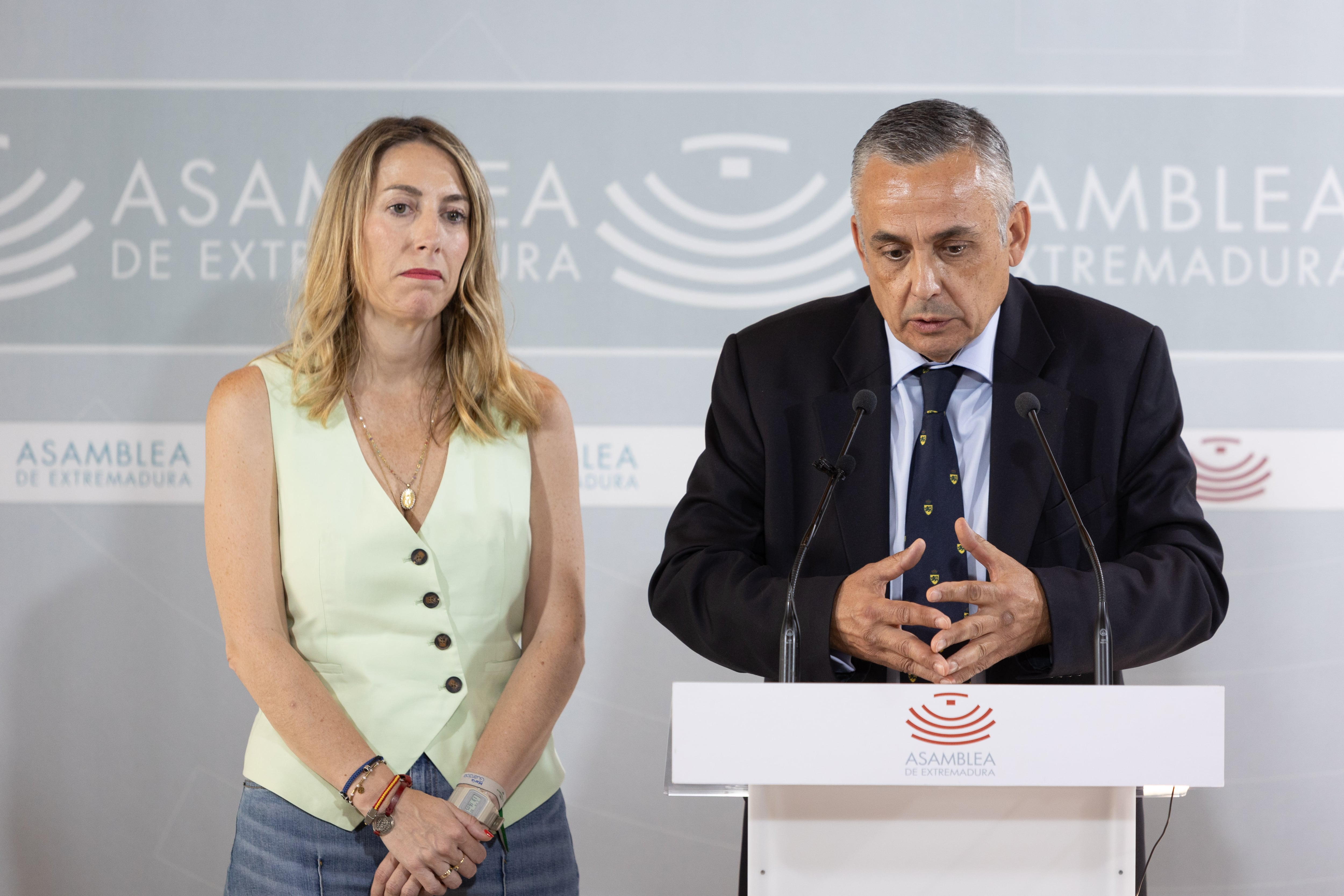 María Guardiola, junto al candidato de Vox a la Presidencia de la Junta, Ángel Pelayo Gordillo, durante una comparecencia ante los medios tras rubricar el acuerdo de gobierno de coalición