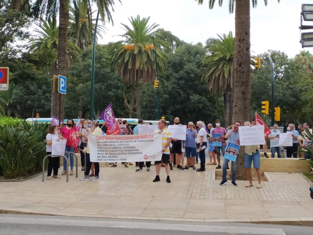 Los trabajadores de la cafetería de Parcemasa, esta mañana, en la manifestación convocada frente al Ayuntamiento de Málaga. 