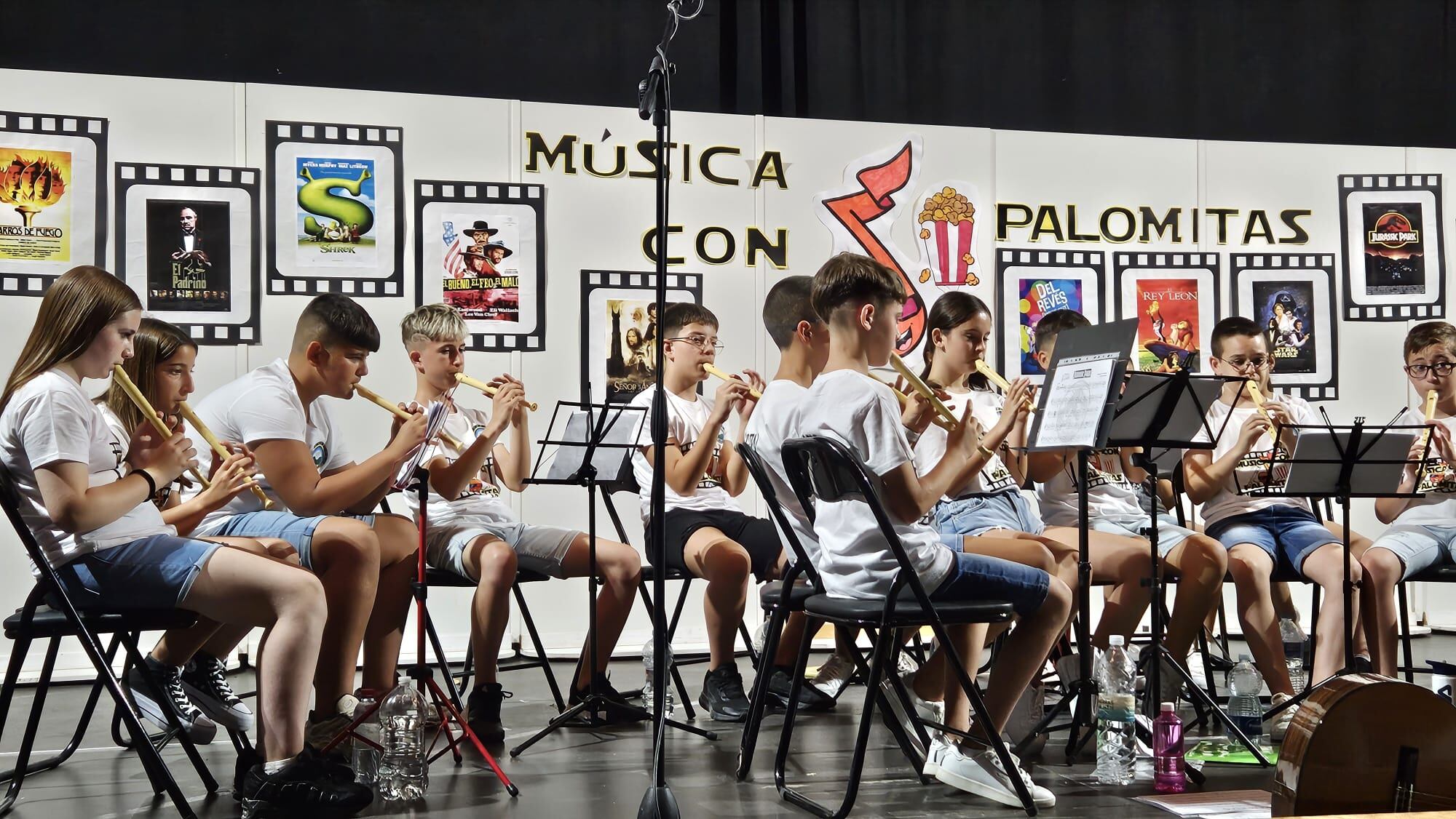 Primer plano de los alumnos/as durante el concierto