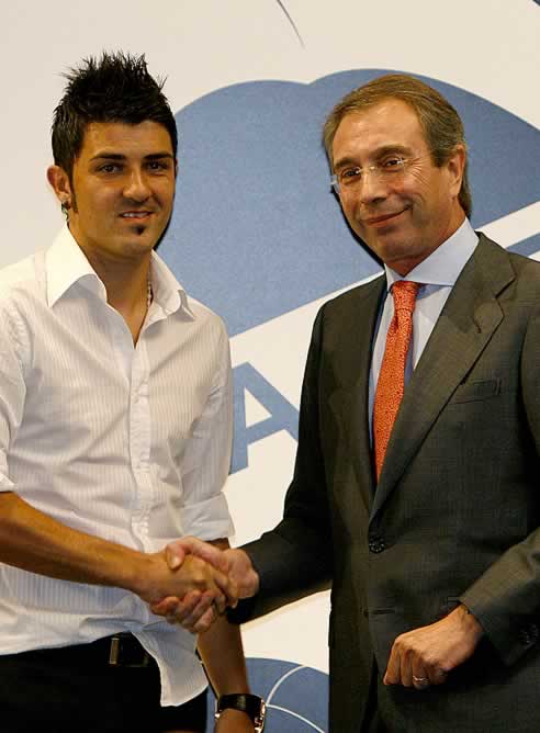 Villa y Soriano, el día en que el asturiano firmó la ampliación de su contrato con el Valencia