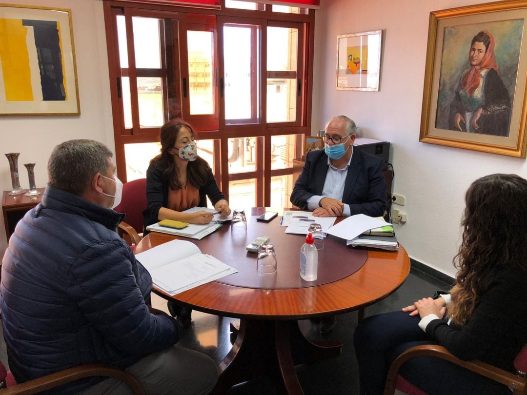 Momento del encuentro del Delegado de Cultura, Jesús Estrella, segundo por la derecha de frente, alcalde de Bélmez, Pedro Justicia, a la izquierda de espaldas, y las técnicas tanto de la Junta como del Ayuntamiento