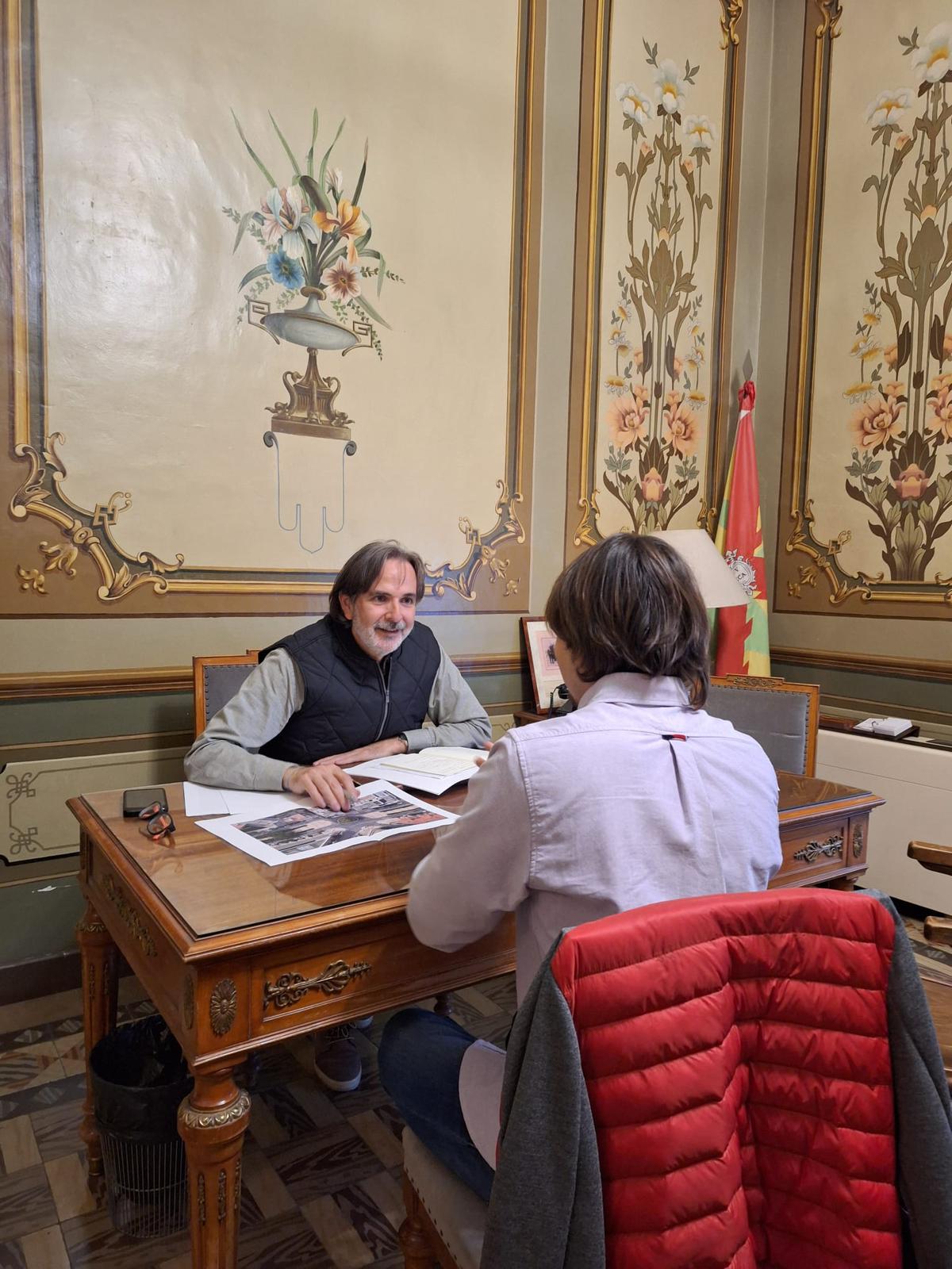 Iván Rodríguez atendiendo a uno de los ciudadanos en &quot;Tu concejal te escucha&quot;