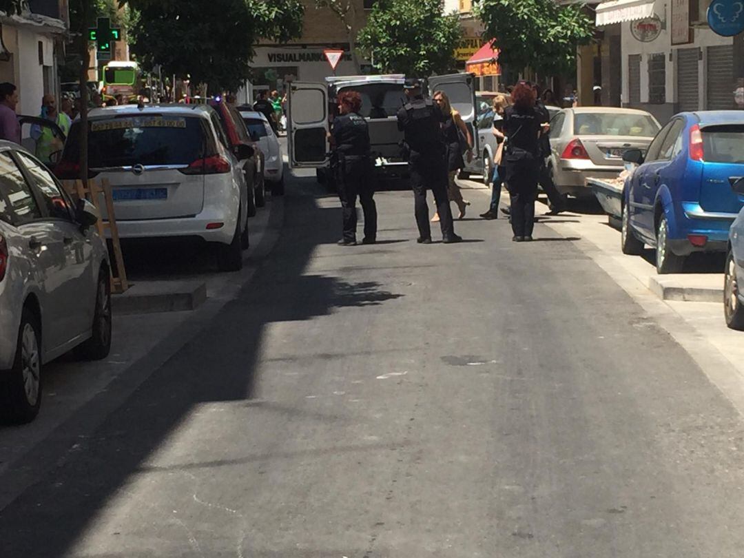 Policía el pasado viernes en Valdeolleros.