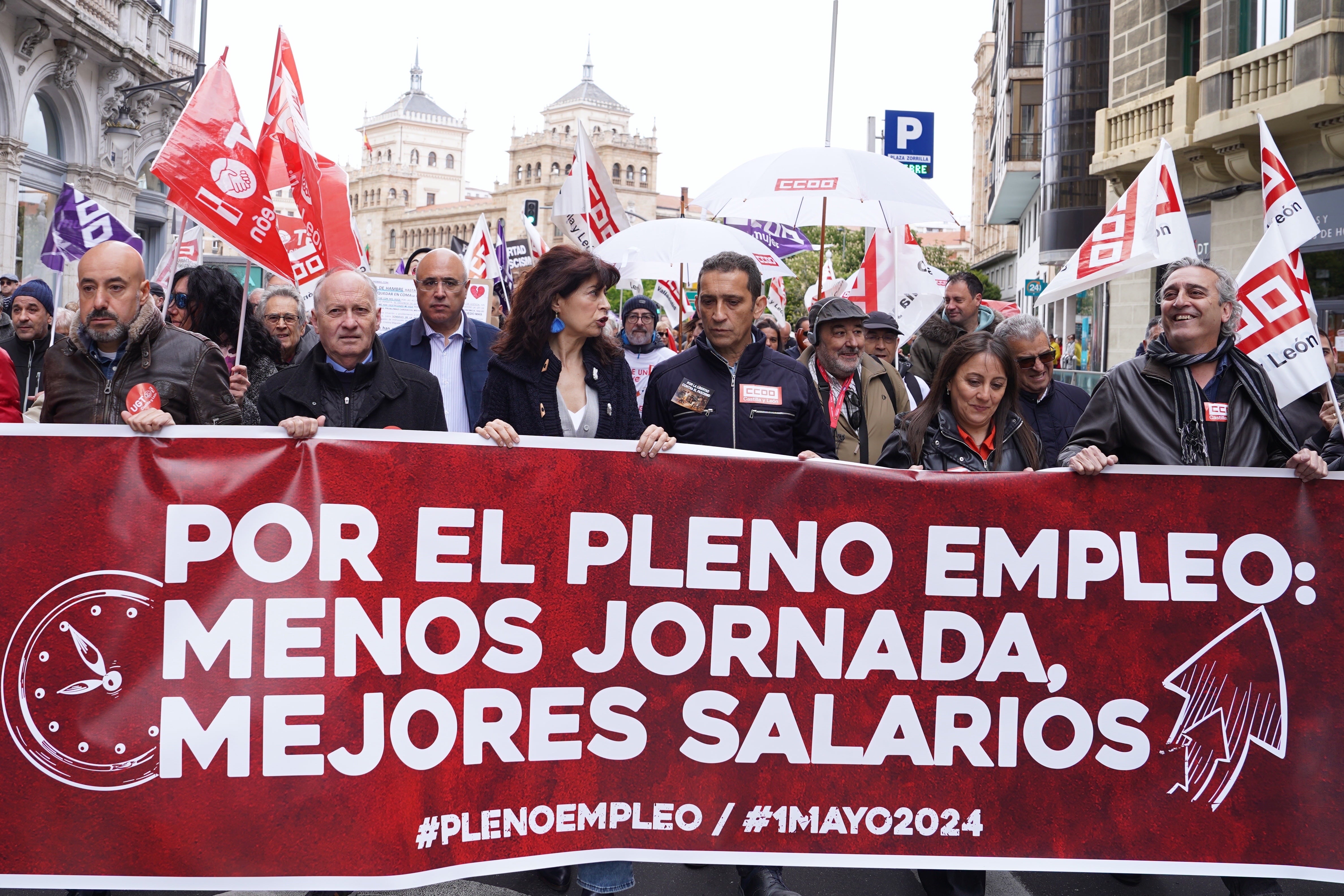 VALLADOLID.01/05/2024.-La ministra de Igualdad del Gobierno de España, Ana Redondo (4i), acompañada de los secretarios regionales de UGT Y CCOO en Castilla y León, Faustino Temprano (2i), y Vicente Andrés (4d), participa esta mañana en la manifestación por el Día Internacional de los Trabajadores celebrada en la ciudad de Valladolid.EFE/Nacho Gallego
