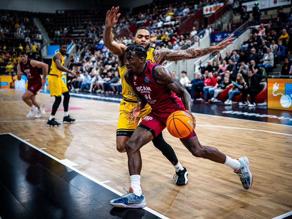 Ennis con la posesión del balón