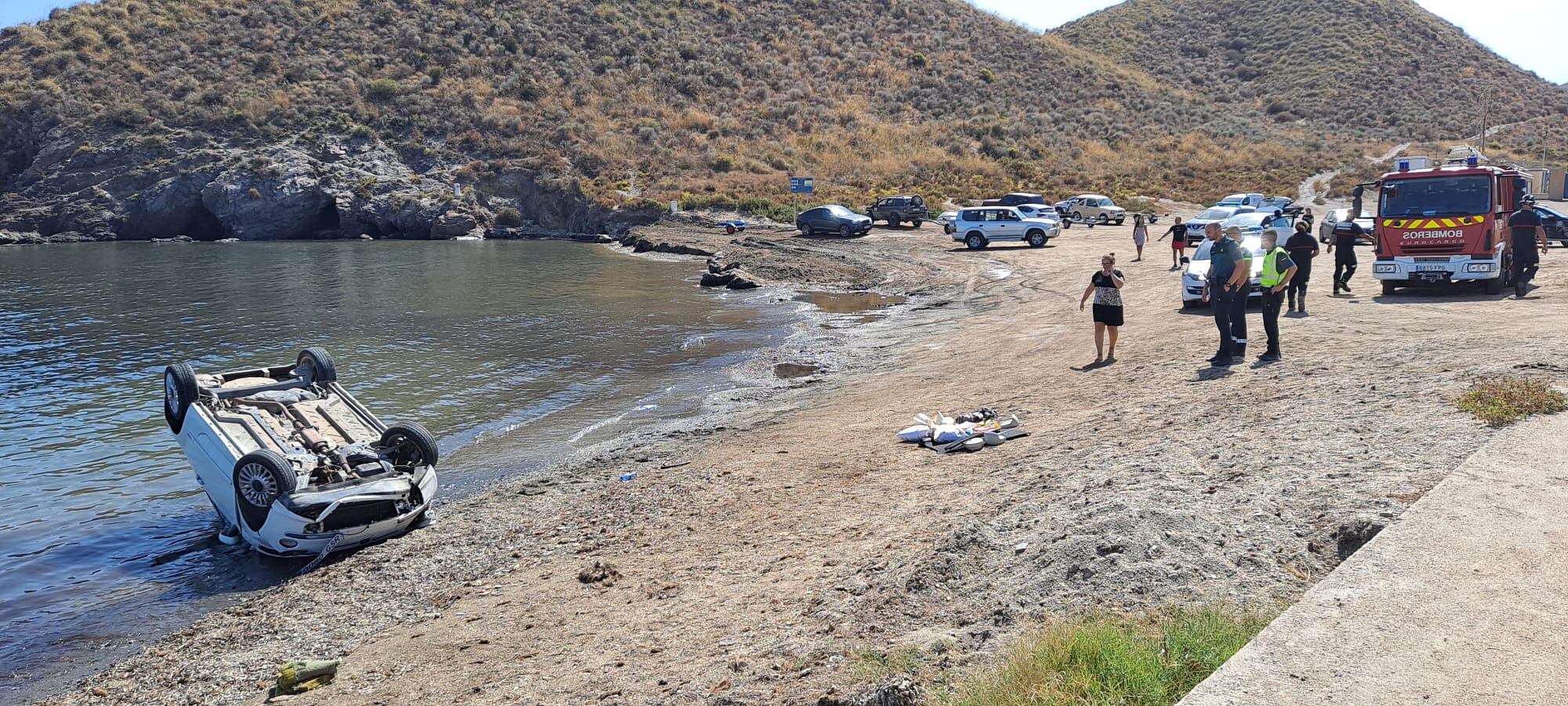 El vehículo ha volcado y ha quedado junto al mar, en Calabardina (Águilas)