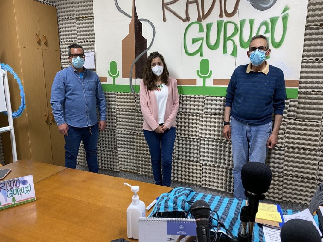 La concejala delegada del Área de Bienestar Social del Ayuntamiento de Palencia, Raquel Martín, flanqueada por los reporteros de Radio Gurugú, Carlos y José Luis