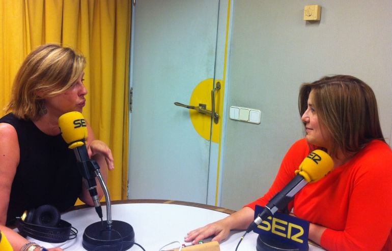 La presidenta de la gestora del PSdeG, Pilar Cancela, durante la entrevista con Aida Pena en el estudio de Radio Galicia