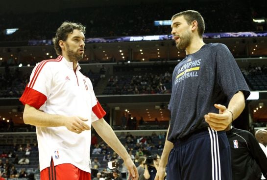 MEM01. MEMPHIS (TN, EE.UU.), 19/12/2014.- Pau Gasol (i) de Bulls habla con su hermano, Marc (d), de Grizzlies previo a su juego de la NBA hoy, viernes 19 de diciembre de 2014, en el FedExForum de Memphis, Tennessee (EE.UU.). EFE/MIKE BROWN