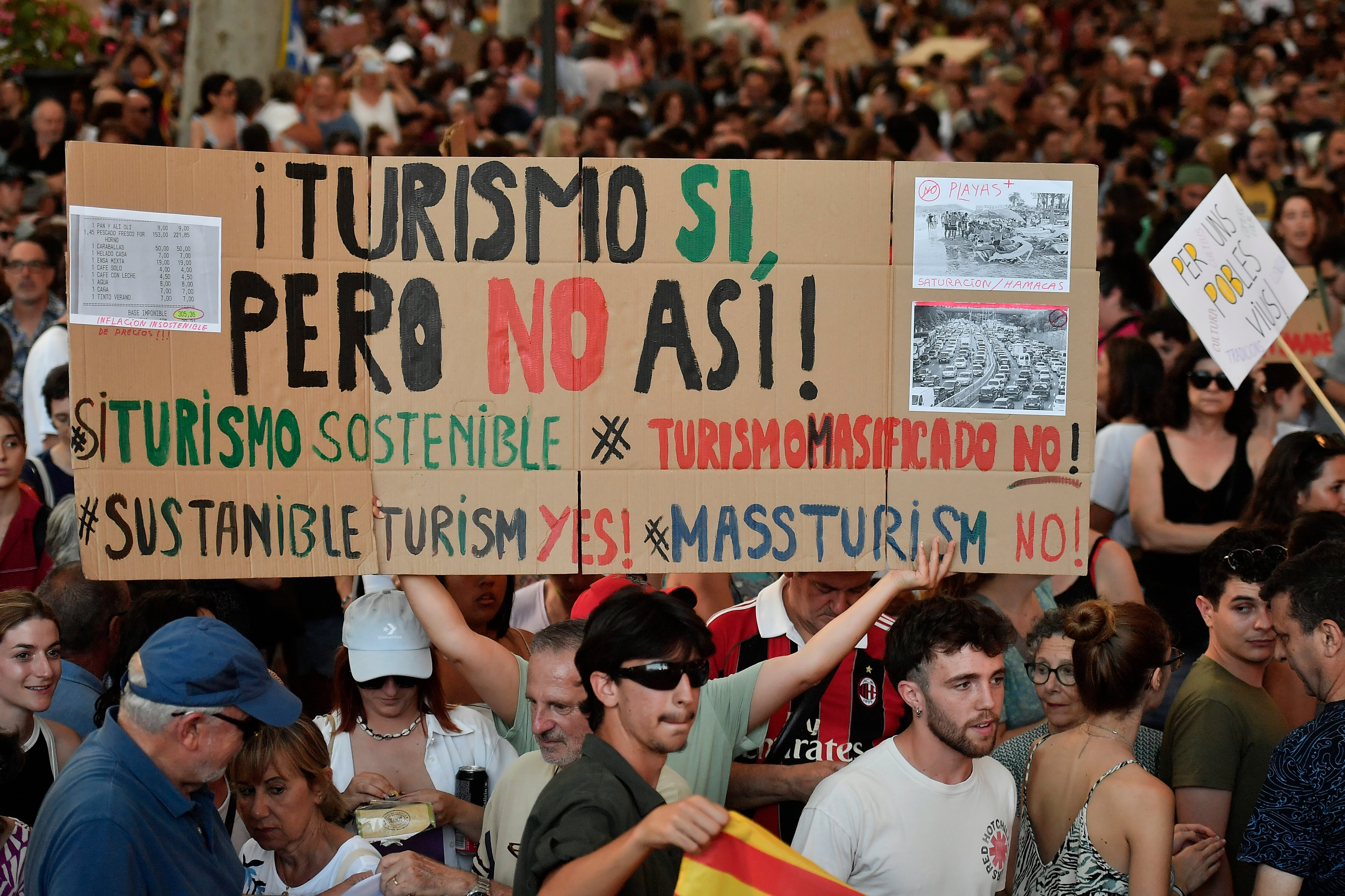 ARCHIVO. PALMA DE MALLORCA, 21/07/2024.- Protesta contra la masificación turística en la isla, la caída de los salarios, la pérdida de calidad de vida por los atascos en carreteras y playas, el ruido, el consumo del territorio y el continuo aumento del precio de la vivienda para alquilar o comprar. EFE / MIQUEL A. BORRÀS.