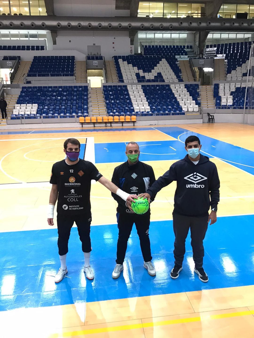 Fabio Alvira, Antonio Vadillo y Vilela en la previa del partido frente a O Parrulo.