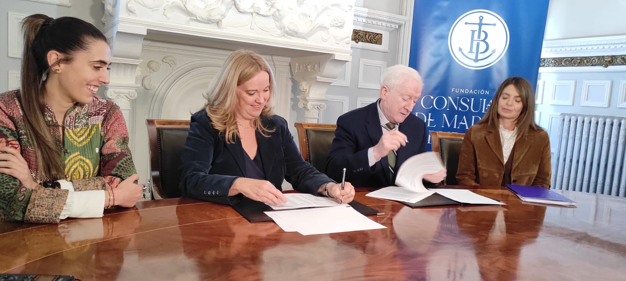 La alcaldesa de Burgos, Cristina Ayala; y el presidente de la Fundación Consulado del Mar, Antonio Miguel Méndez Pozo; firman el convenio de patrocinio del Ayuntamiento de Burgos a tres exposiciones de talla internacional. / Foto: Radio Castilla