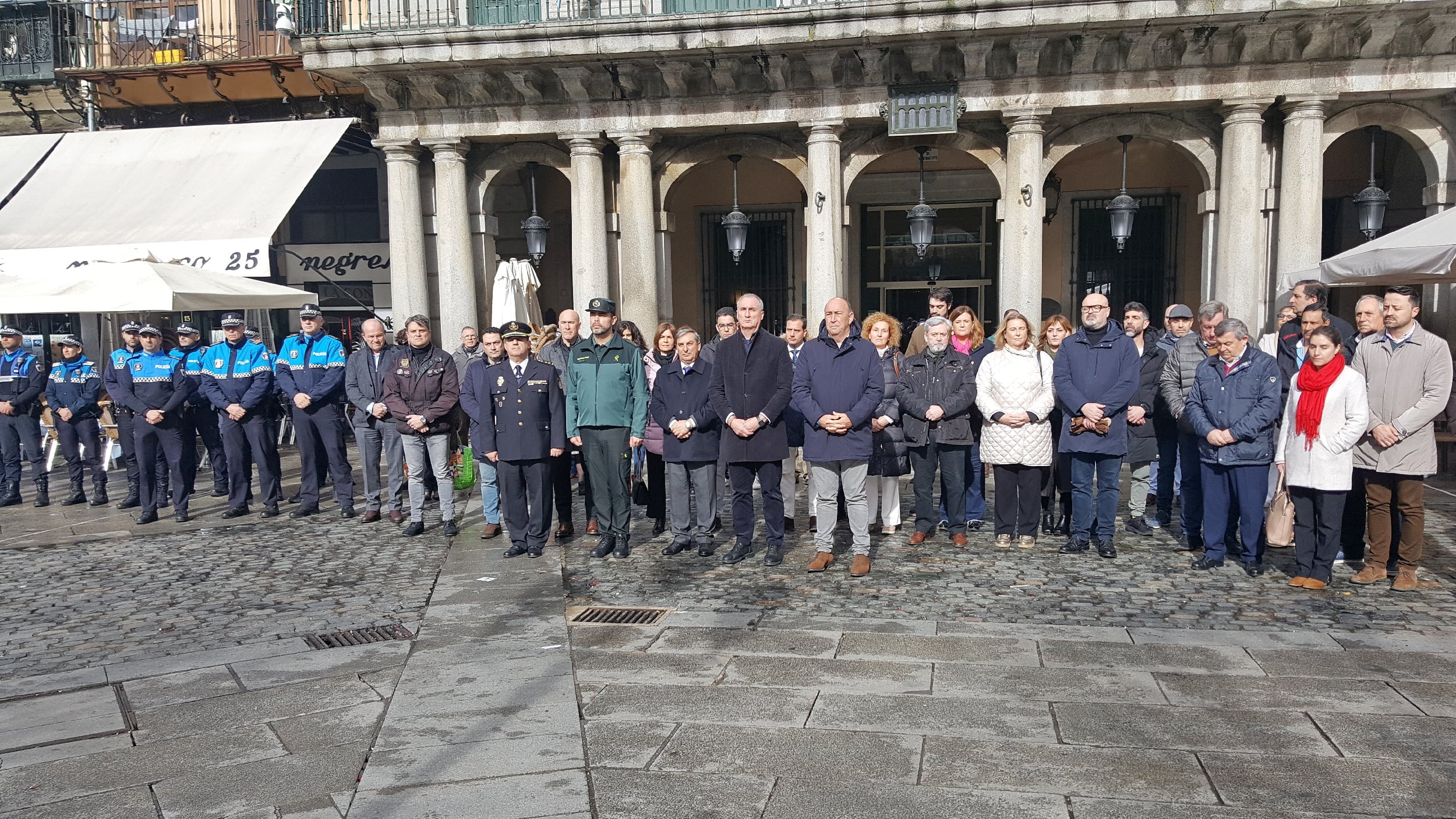 Minuto de silencio en la Plaza Mayor de Segovia