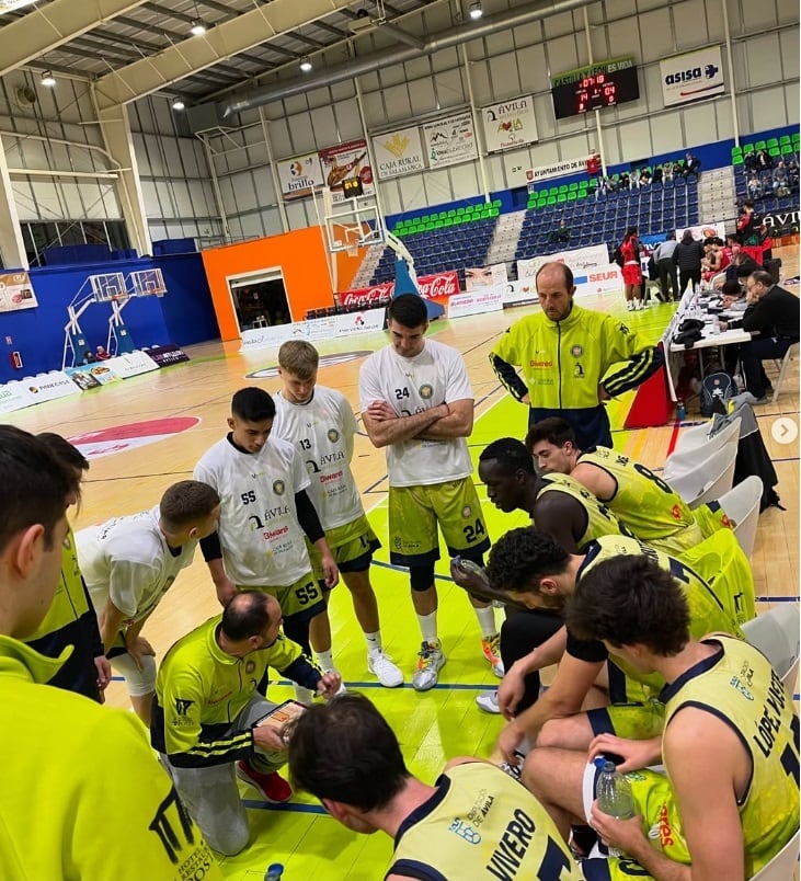 Antonio Déniz da instrucciones a sus jugadores durante un partido de esta temporada