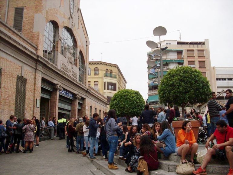 Concentración de personas durante el tardeo en la plaza 25 de Mayo.