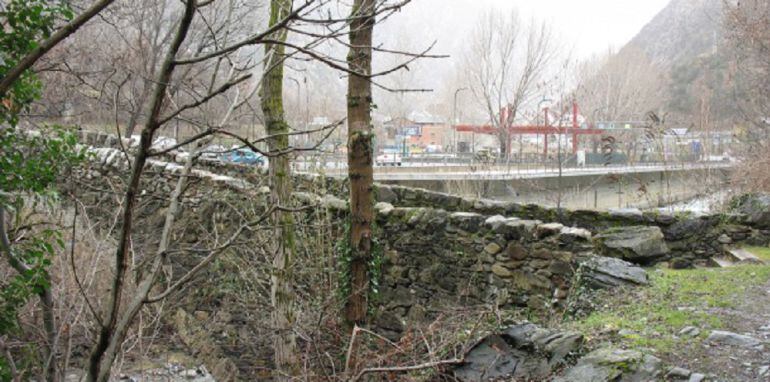 Imatge de les obres de la nova gasolinera des del pont de la Margineda