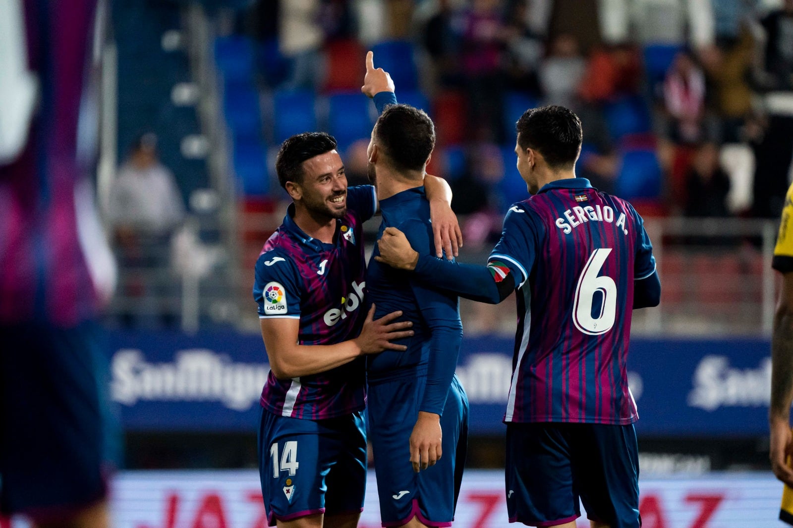 Javi Muñoz, Quique y Sergio Álvarez celebran el gol del Eibar