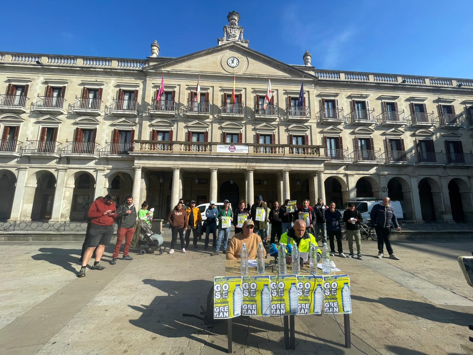 Los jardineros han anunciado una huelga de hambre si no se pone fin al conflicto.