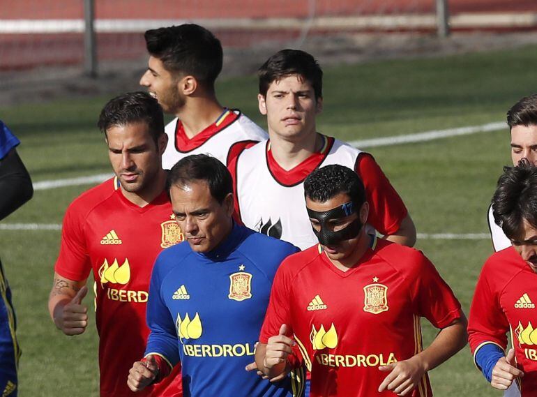 El defensa Jorge Meré (c-fondo) junto a sus compañeros, durante el entrenamiento de la selección española de fútbol en la Ciudad del Fútbol de Las Rozas, donde el combinado nacional ha comenzado la concentración para la Eurocopa de Francia.