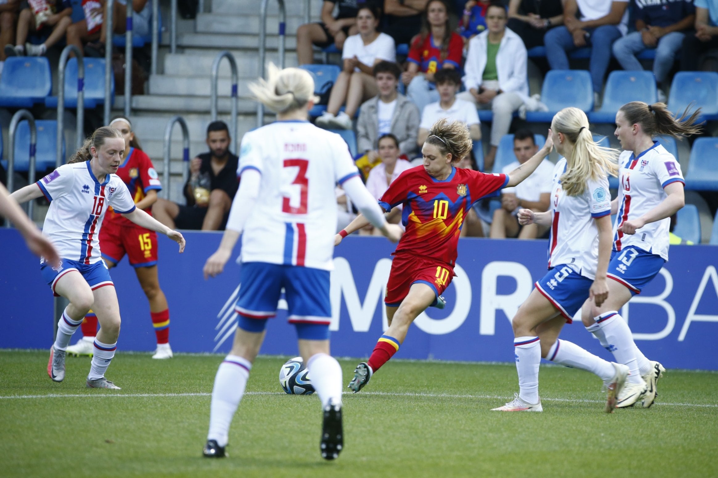 L'internacional Maria Ruzafa prova un xut des de fora l'àrea