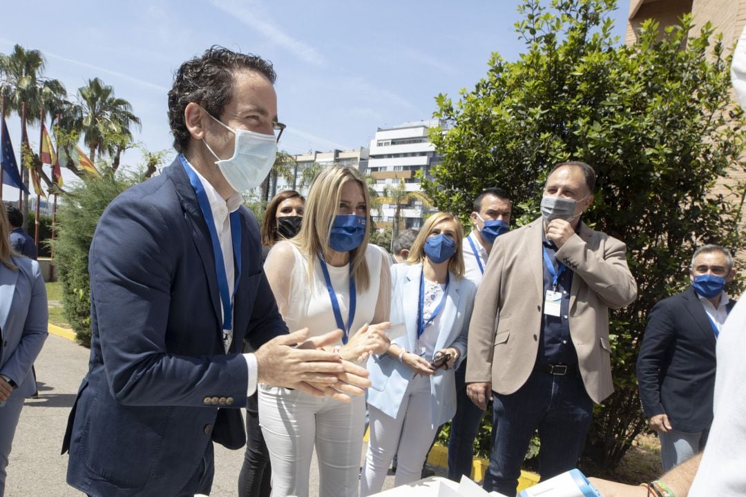 El secretario de Organización del PP, Teodoro García Egea (d), y la nueva presidenta del Partido Popular en Castellón, Marta Barrachina (i), a su llegada al XV Congreso Provincial del PPCS