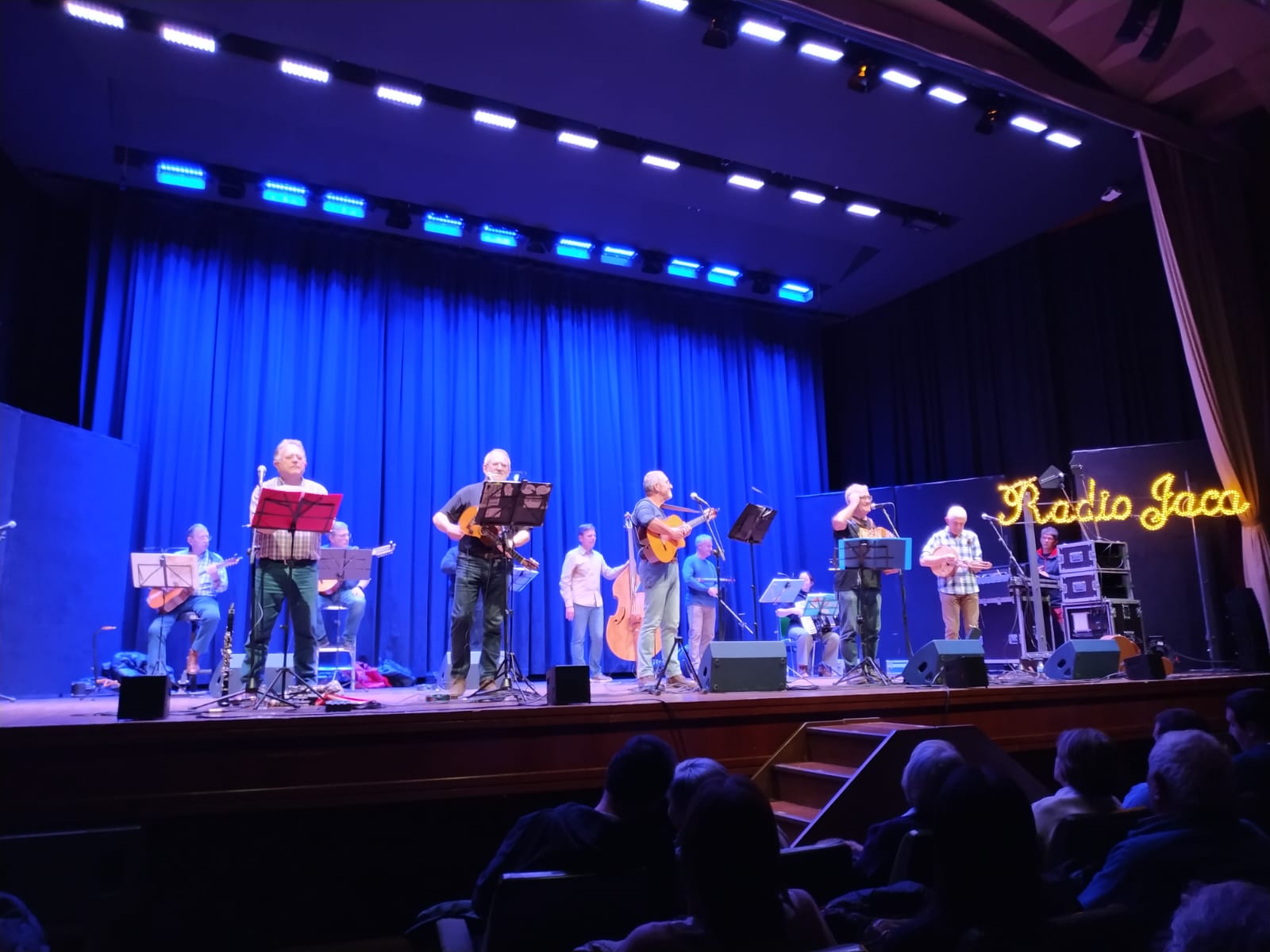 La Ronda, con once músicos sobre el escenario, volvió a llenar el Auditorio