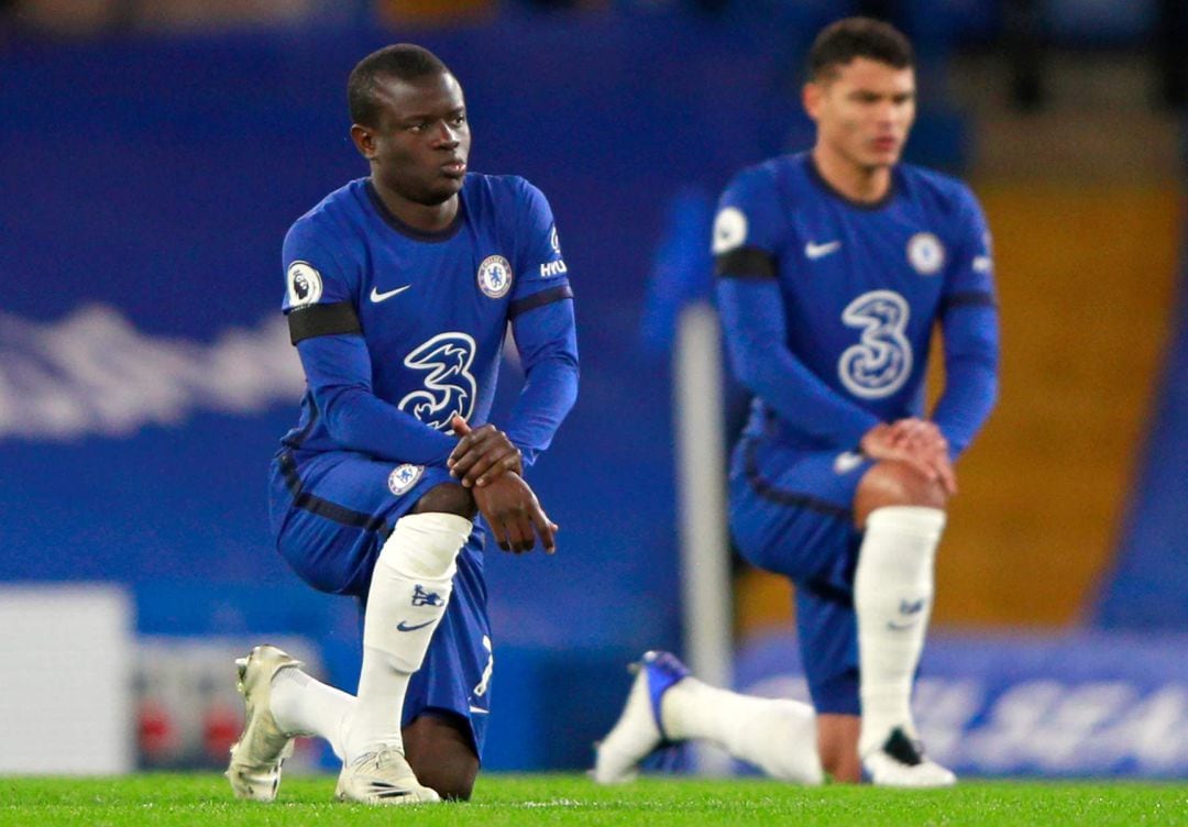 Kanté, de rodillas para sumarse al movimiento contra el racismo de la Premier League.