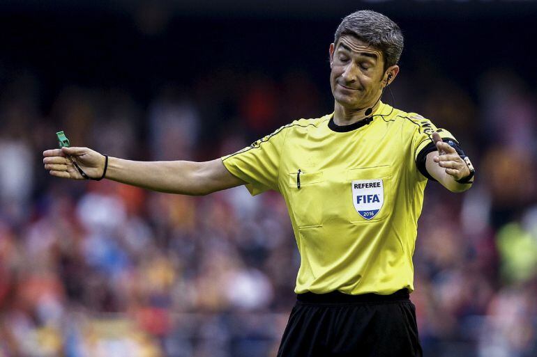 GRA283. VALENCIA, El árbitro Alberto Undiano Mallenco en un momento del partido entre el FC Barcelona y el Valencia CF de la novena jornada de primera división que se juega esta tarde en el estadio de Mestalla, en Valencia. EFE, Biel Aliño