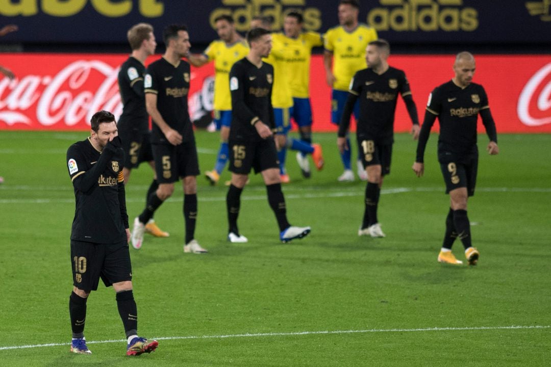 Los jugadores del Barça se lamentan tras el segundo gol del Cádiz