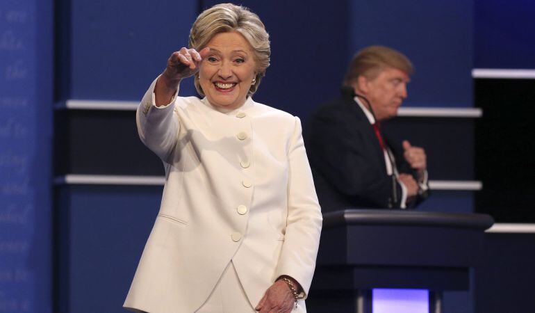 La candidata Demócrata Hillary Clinton (i), tras el debate con el Republicano Donald Trump en la Universidad de Nevada en Las Vegas (EEUU). 