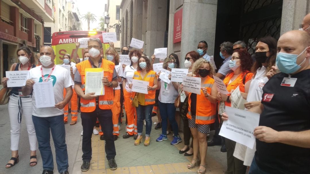 Trabajadores del SAMU, antes de entragar las firmas recogidas contra la centralización del servicio en Valencia. 