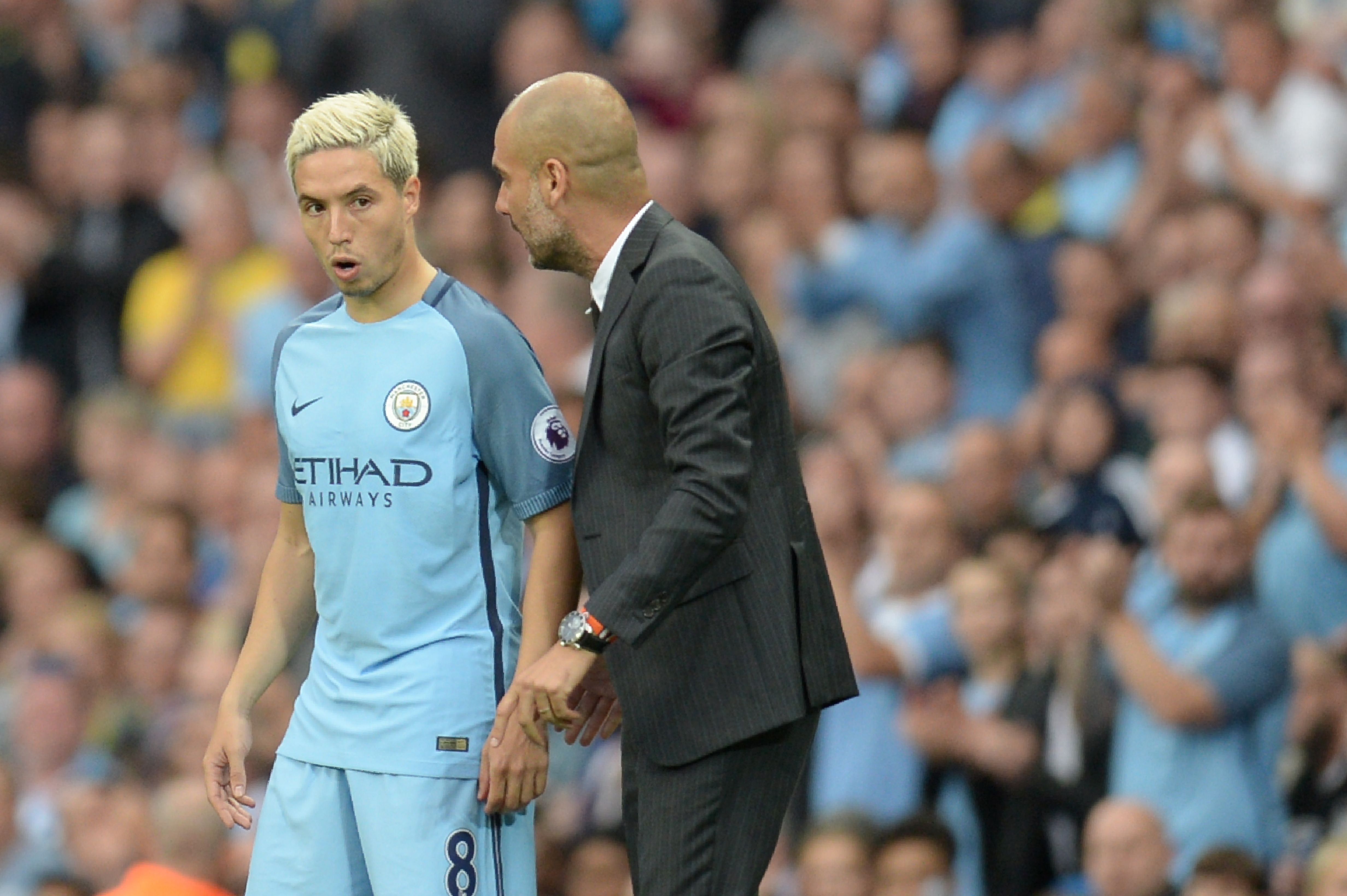 Nasri habla con Guardiola, en 2016.