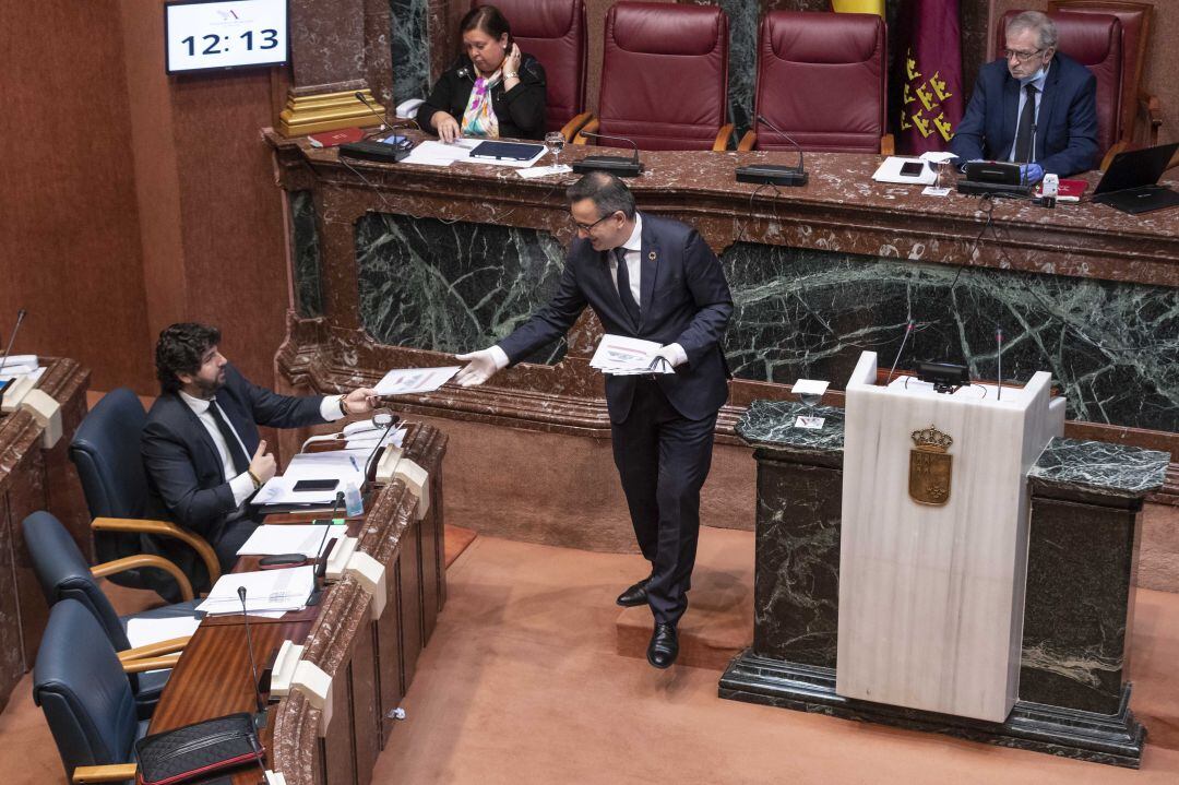 Diego Conesa entrega a López Miras sus 106 propuestas para la reactivación económica y social de la Región