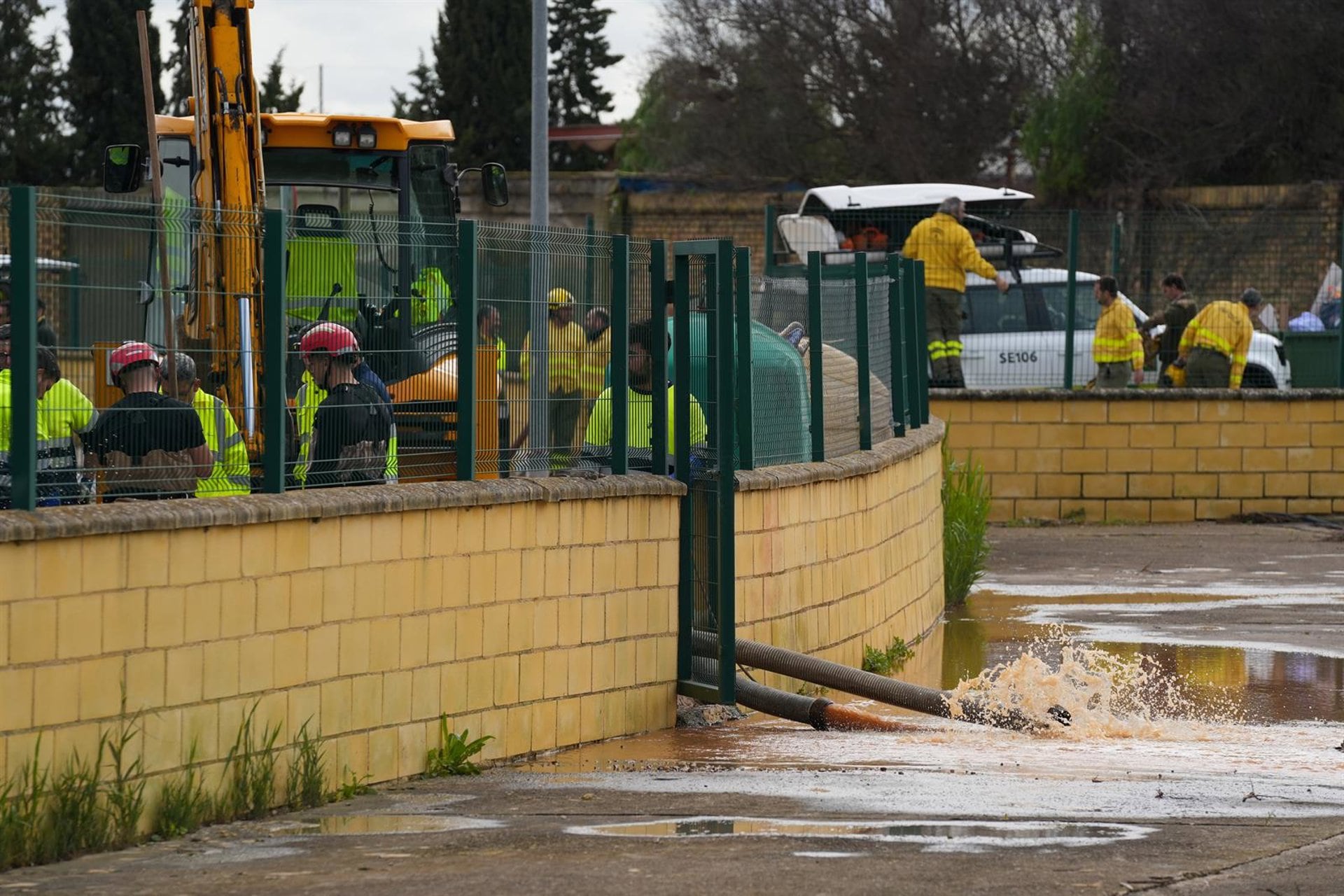 La UME realizando labores contra los efectos del temporal en El Palmar de Troya / María José López / Europa Press